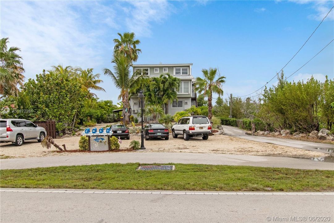 Recently Sold: $1,095,000 (6 beds, 5 baths, 3008 Square Feet)