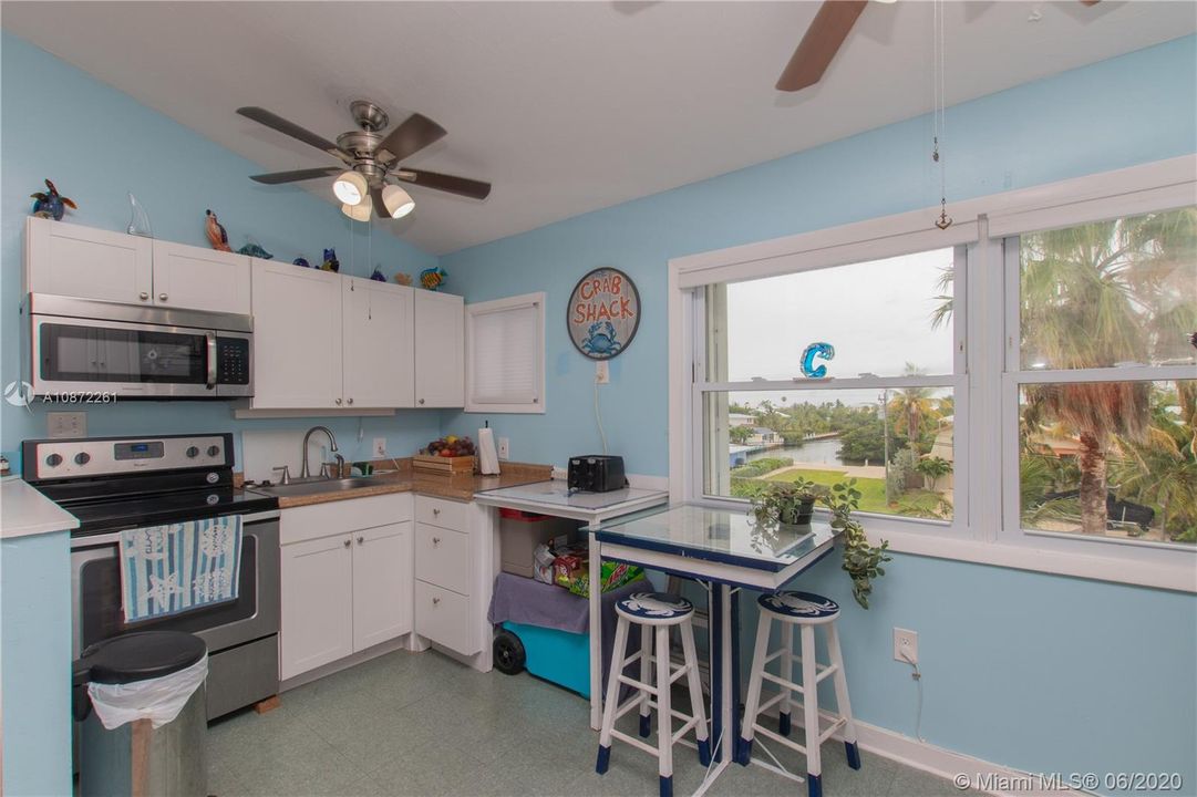 Recently Sold: $1,095,000 (6 beds, 5 baths, 3008 Square Feet)