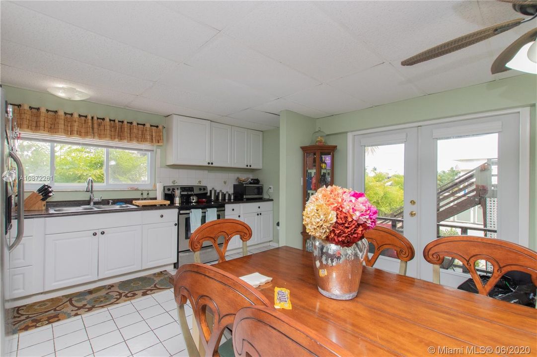Recently Sold: $1,095,000 (6 beds, 5 baths, 3008 Square Feet)