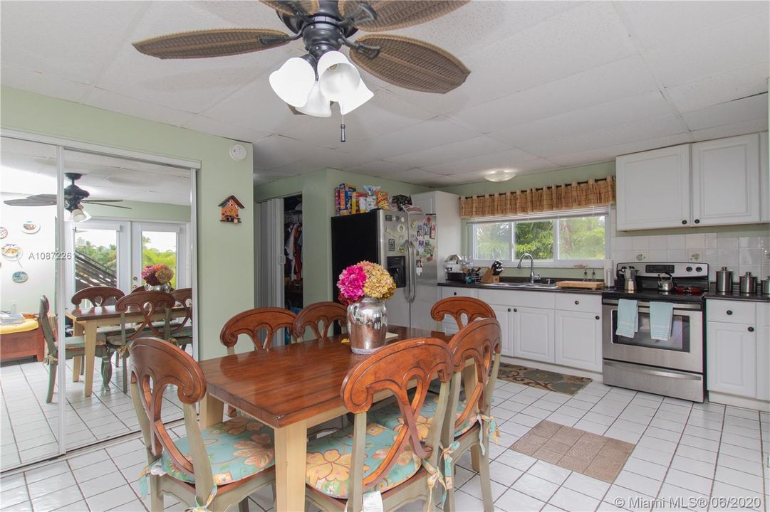 Recently Sold: $1,095,000 (6 beds, 5 baths, 3008 Square Feet)