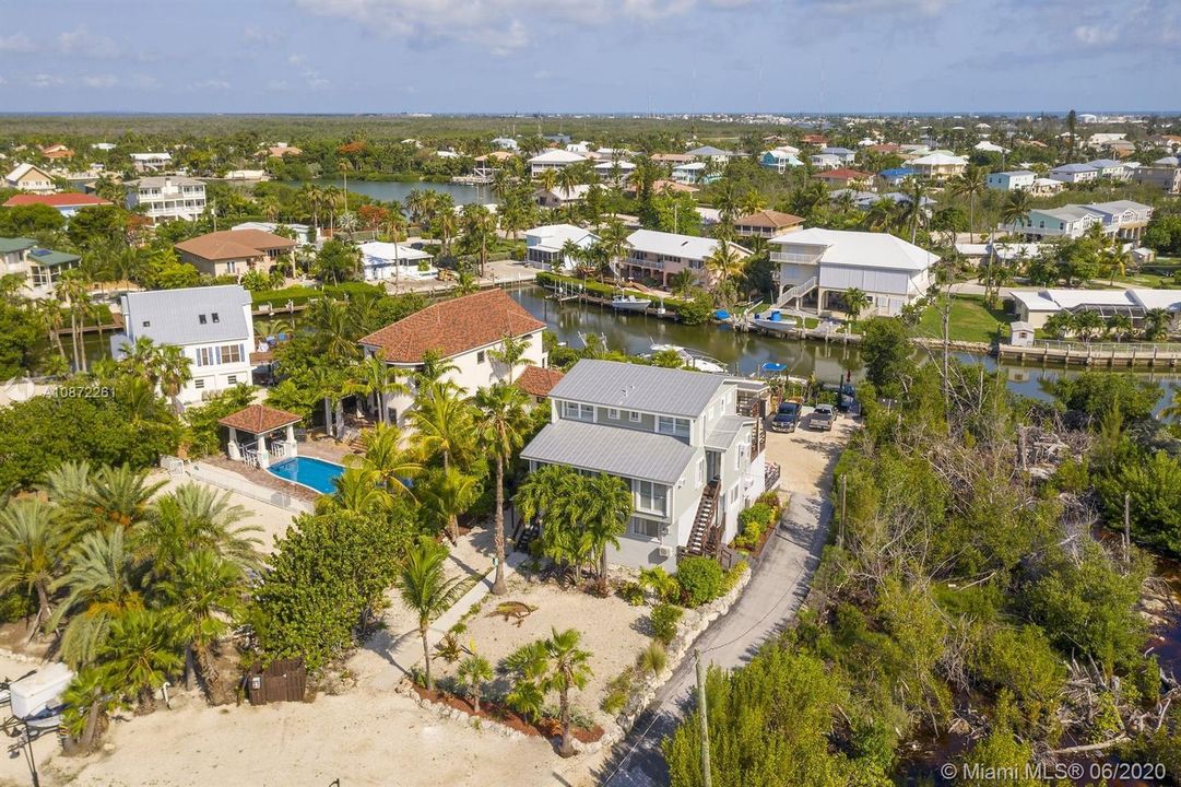 Recently Sold: $1,095,000 (6 beds, 5 baths, 3008 Square Feet)