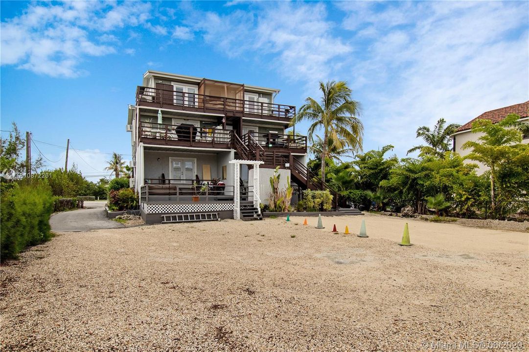 Recently Sold: $1,095,000 (6 beds, 5 baths, 3008 Square Feet)