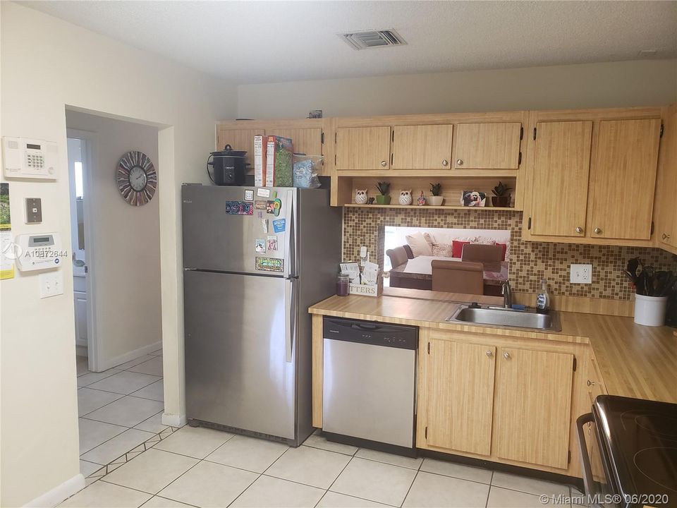 Recently Sold: $215,000 (3 beds, 2 baths, 1612 Square Feet)