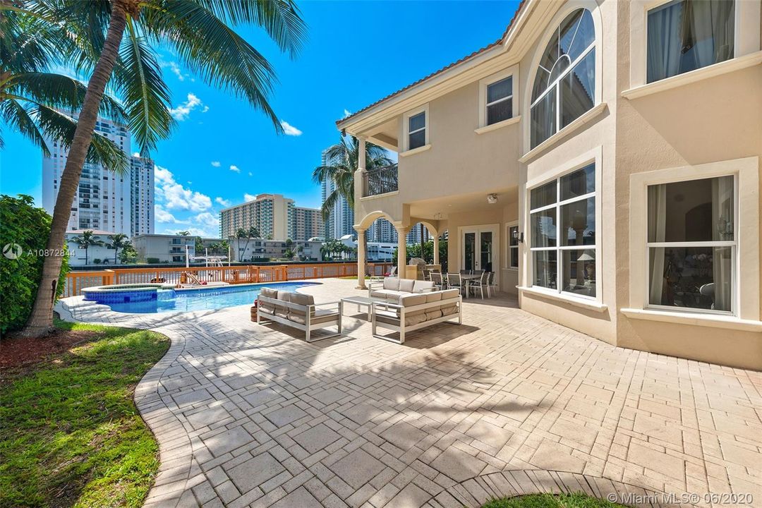 Recently Sold: $1,799,000 (5 beds, 6 baths, 4946 Square Feet)