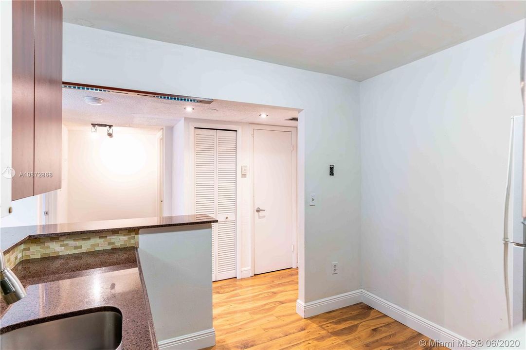 Recently Sold: $135,000 (1 beds, 1 baths, 725 Square Feet)