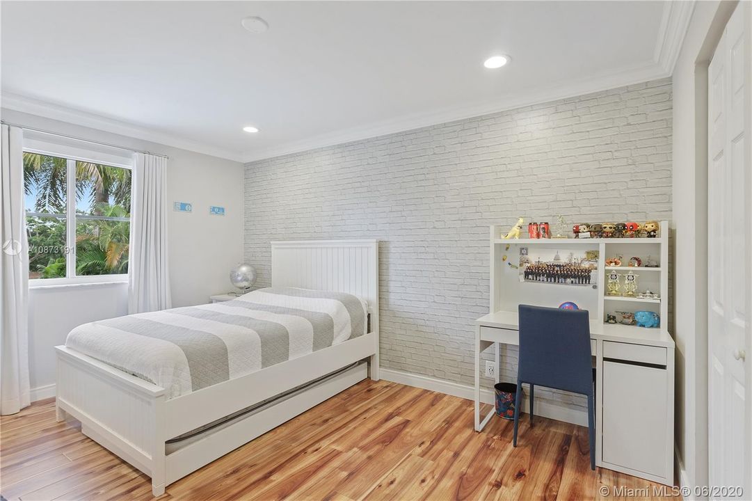 Recently Rented: $6,900 (6 beds, 5 baths, 4128 Square Feet)
