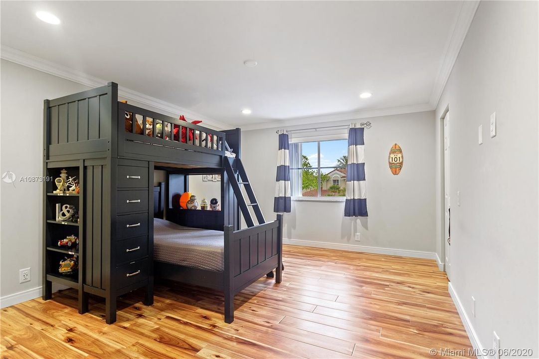 Recently Rented: $6,900 (6 beds, 5 baths, 4128 Square Feet)