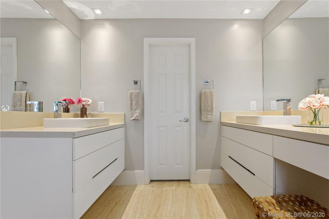 Recently Rented: $6,900 (6 beds, 5 baths, 4128 Square Feet)