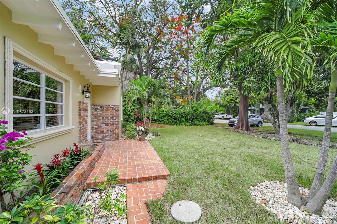 Recently Sold: $549,000 (4 beds, 3 baths, 1919 Square Feet)