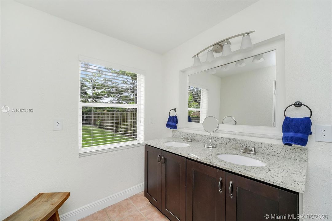 Recently Sold: $549,000 (4 beds, 3 baths, 1919 Square Feet)