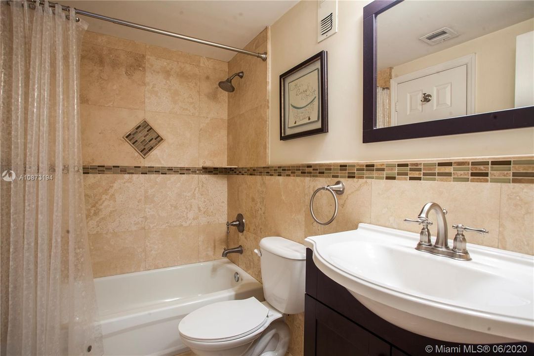 Bathroom in Travertine Tiles