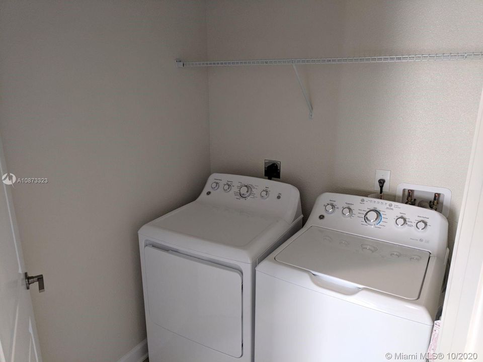 Recientemente alquilado: $1,595 (2 camas, 2 baños, 2025 Pies cuadrados)