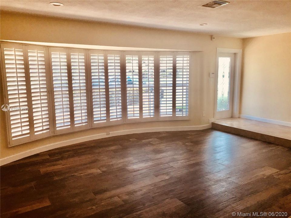 Recently Rented: $3,000 (3 beds, 2 baths, 1777 Square Feet)