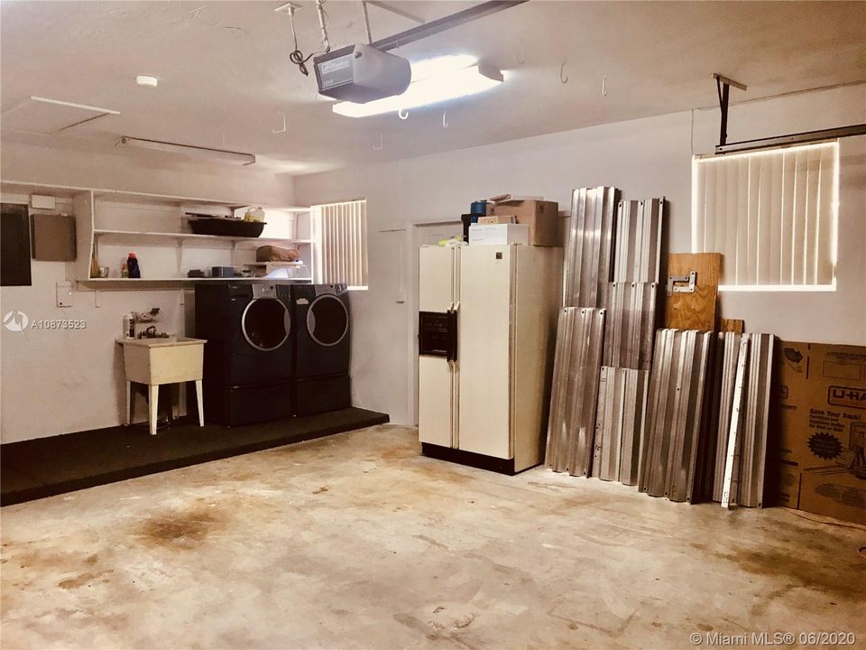 Recently Rented: $3,000 (3 beds, 2 baths, 1777 Square Feet)