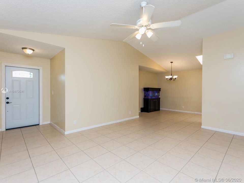 Vendido Recientemente: $349,999 (3 camas, 2 baños, 1153 Pies cuadrados)