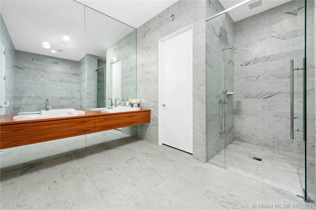最近售出: $3,550,000 (5 贝兹, 5 浴室, 3838 平方英尺)