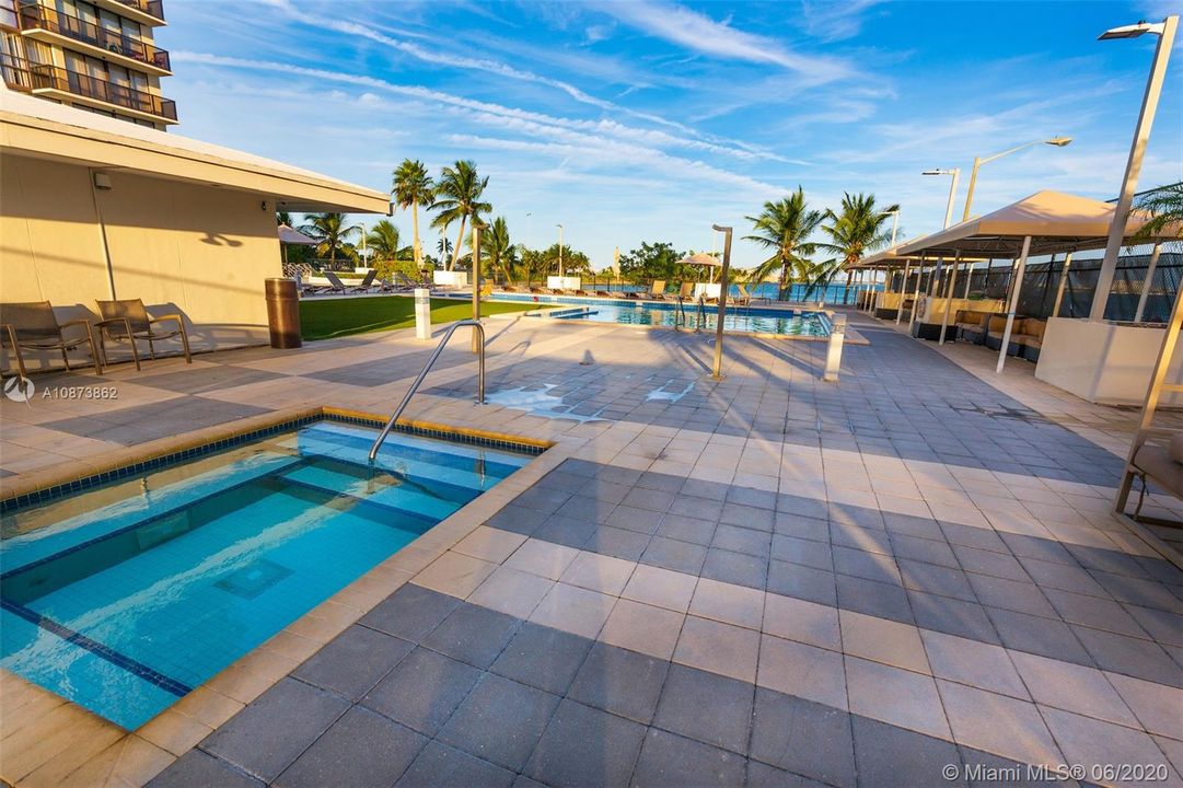 Recently Sold: $268,800 (1 beds, 2 baths, 990 Square Feet)