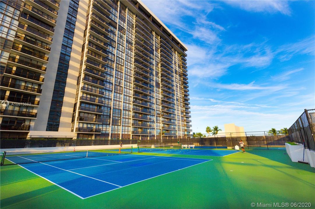Recently Sold: $268,800 (1 beds, 2 baths, 990 Square Feet)