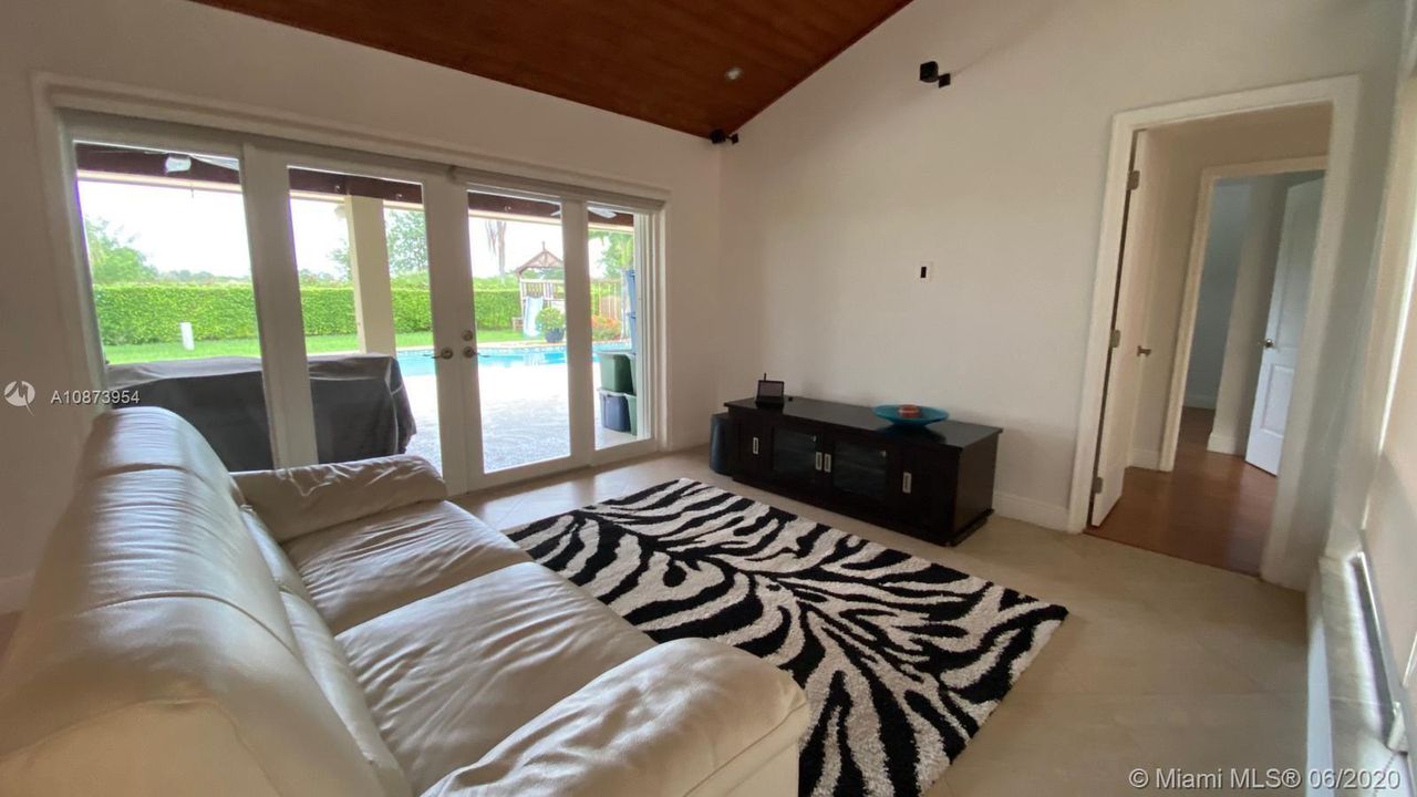 Recientemente alquilado: $4,400 (4 camas, 3 baños, 2591 Pies cuadrados)