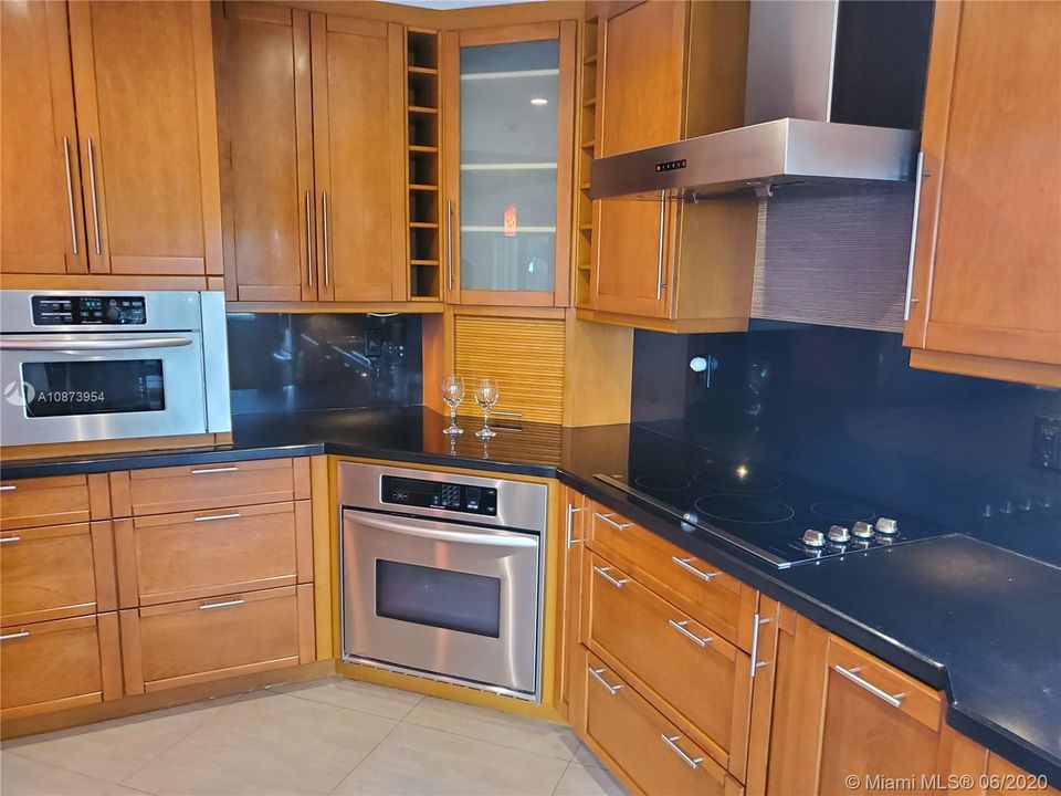 Recientemente alquilado: $4,400 (4 camas, 3 baños, 2591 Pies cuadrados)