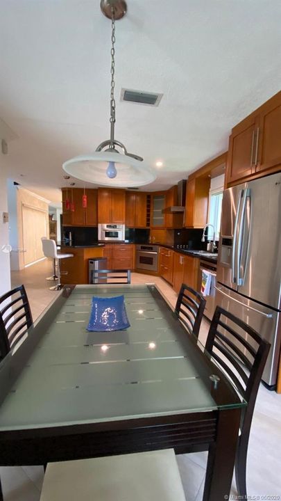 Recientemente alquilado: $4,400 (4 camas, 3 baños, 2591 Pies cuadrados)