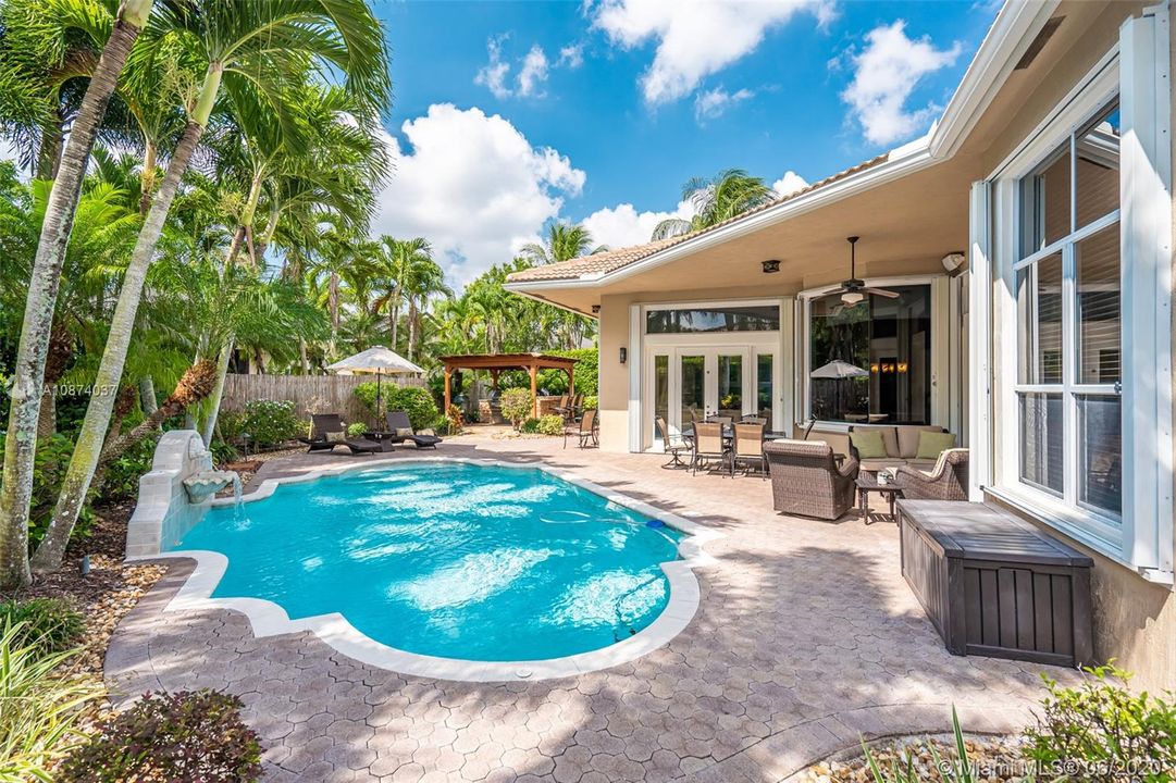 Pool with fountain