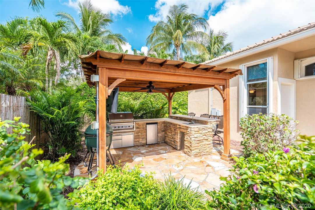 Summer Kitchen with bar area