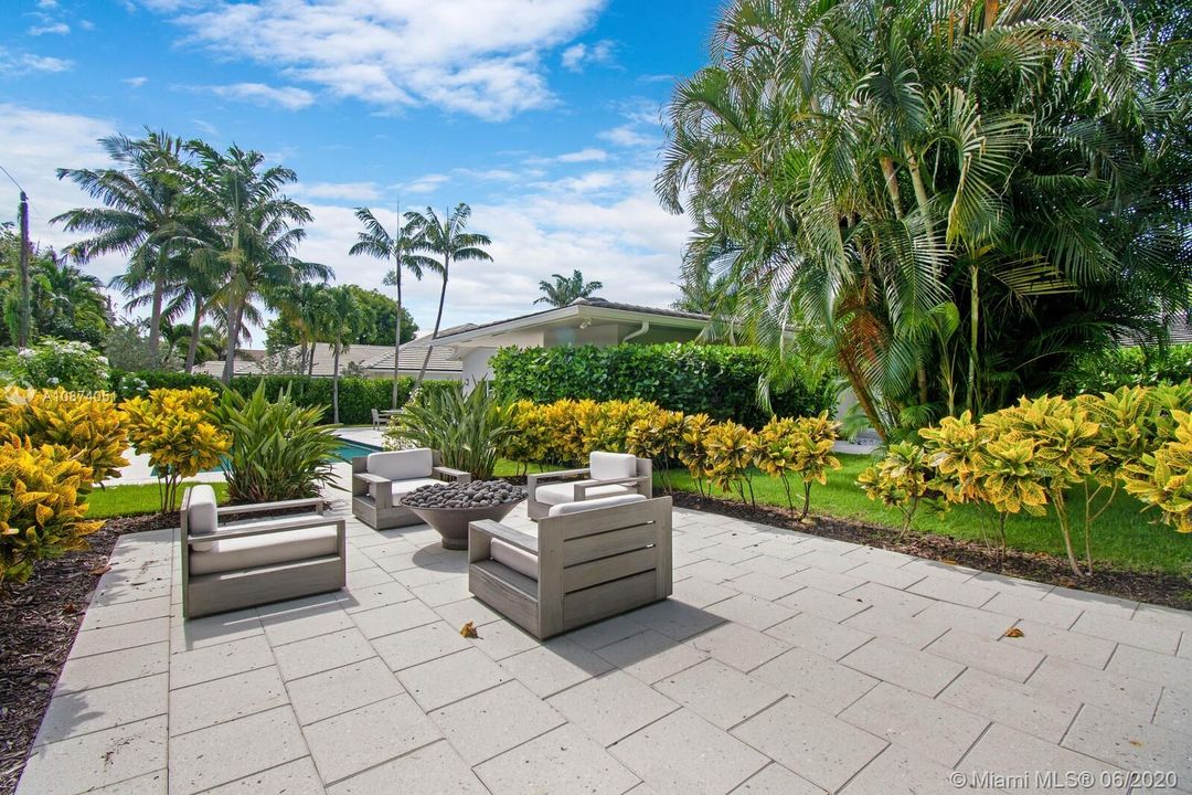 Recently Sold: $1,429,000 (3 beds, 3 baths, 2589 Square Feet)