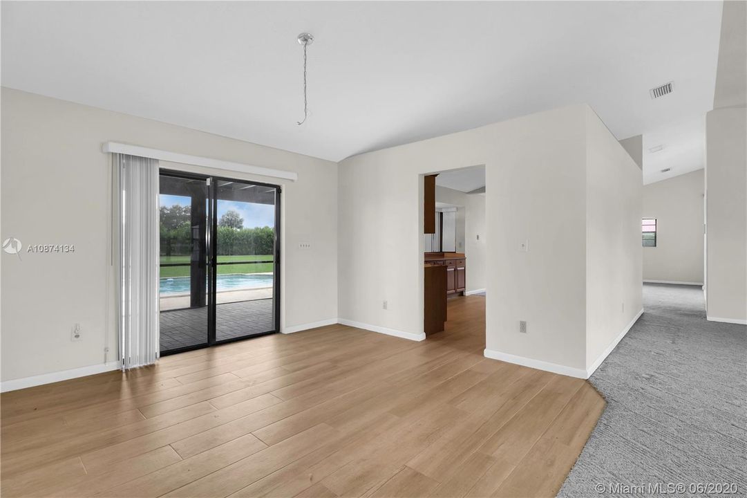 Vendido Recientemente: $435,900 (3 camas, 2 baños, 1954 Pies cuadrados)