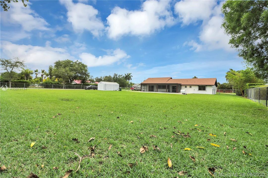 Vendido Recientemente: $435,900 (3 camas, 2 baños, 1954 Pies cuadrados)
