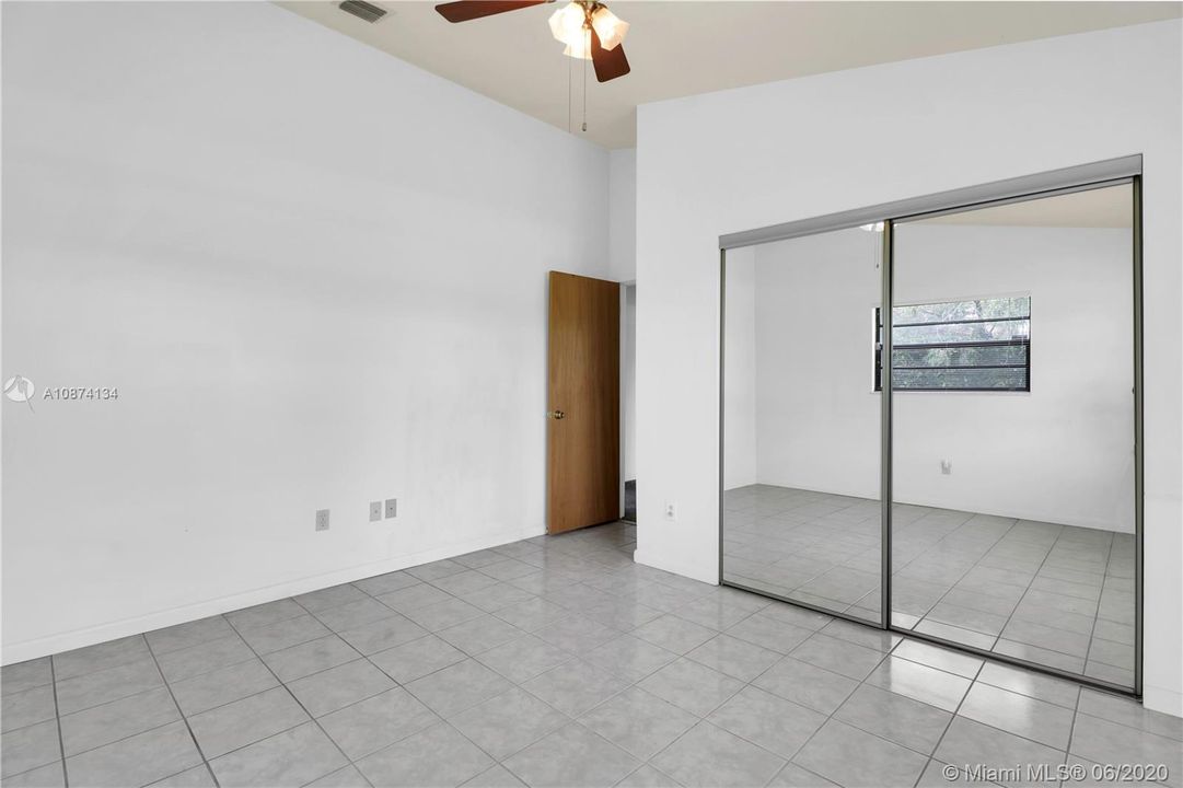Vendido Recientemente: $435,900 (3 camas, 2 baños, 1954 Pies cuadrados)