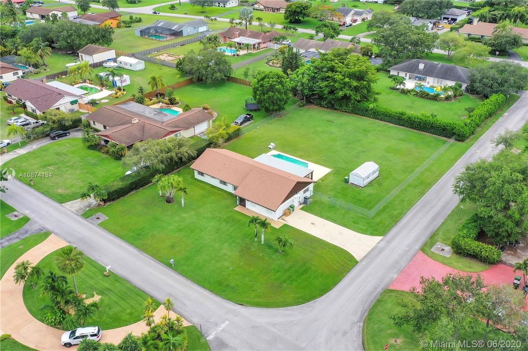 Vendido Recientemente: $435,900 (3 camas, 2 baños, 1954 Pies cuadrados)