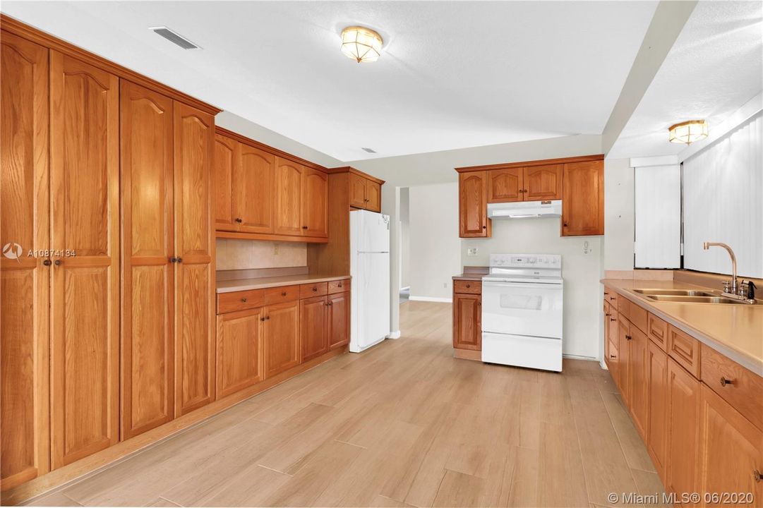 Vendido Recientemente: $435,900 (3 camas, 2 baños, 1954 Pies cuadrados)
