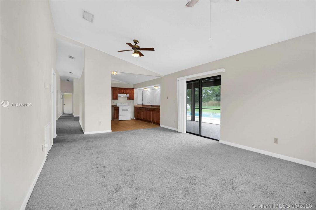 Vendido Recientemente: $435,900 (3 camas, 2 baños, 1954 Pies cuadrados)