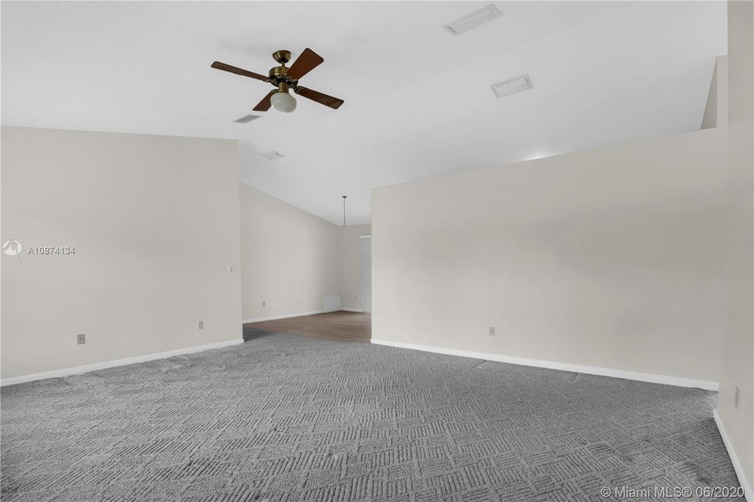 Vendido Recientemente: $435,900 (3 camas, 2 baños, 1954 Pies cuadrados)