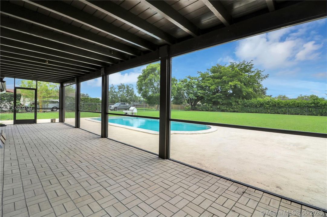 Vendido Recientemente: $435,900 (3 camas, 2 baños, 1954 Pies cuadrados)