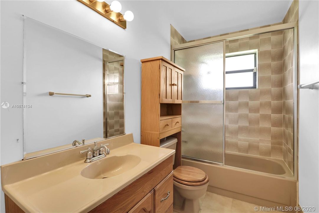 Vendido Recientemente: $435,900 (3 camas, 2 baños, 1954 Pies cuadrados)