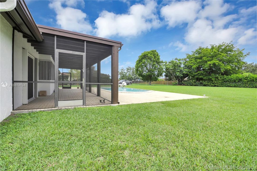 Vendido Recientemente: $435,900 (3 camas, 2 baños, 1954 Pies cuadrados)