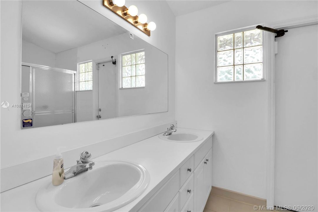 Vendido Recientemente: $435,900 (3 camas, 2 baños, 1954 Pies cuadrados)