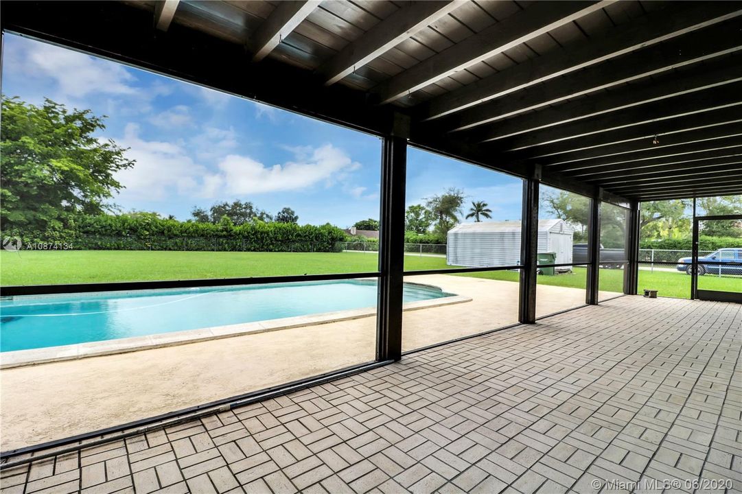 Vendido Recientemente: $435,900 (3 camas, 2 baños, 1954 Pies cuadrados)