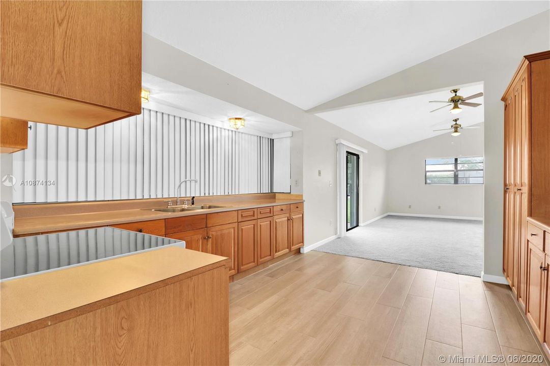 Vendido Recientemente: $435,900 (3 camas, 2 baños, 1954 Pies cuadrados)