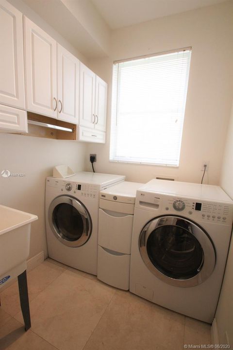 Recently Rented: $5,200 (5 beds, 3 baths, 2892 Square Feet)