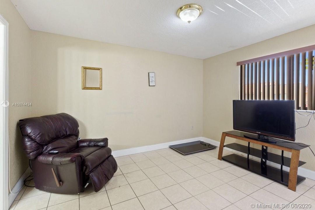 Recently Sold: $173,000 (3 beds, 2 baths, 972 Square Feet)