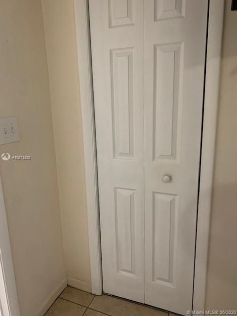 最近售出: $130,000 (1 贝兹, 1 浴室, 591 平方英尺)