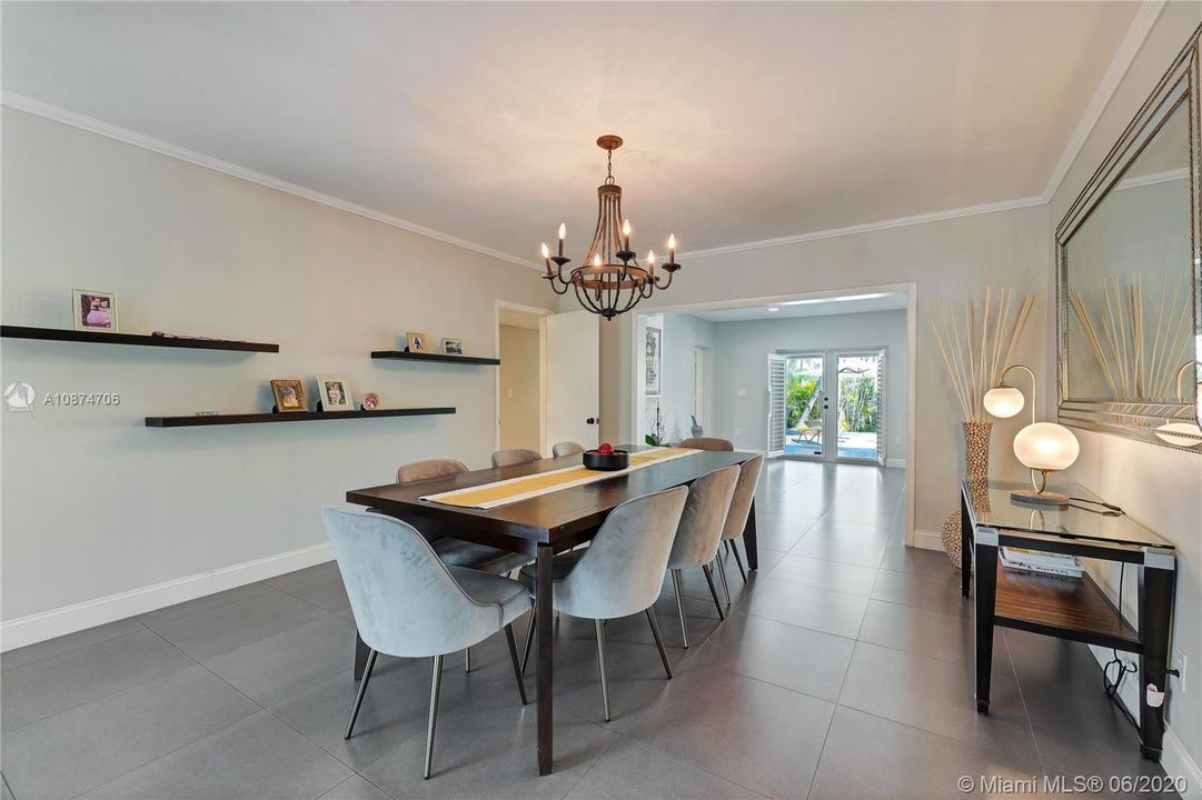 Vendido Recientemente: $865,000 (4 camas, 3 baños, 3858 Pies cuadrados)