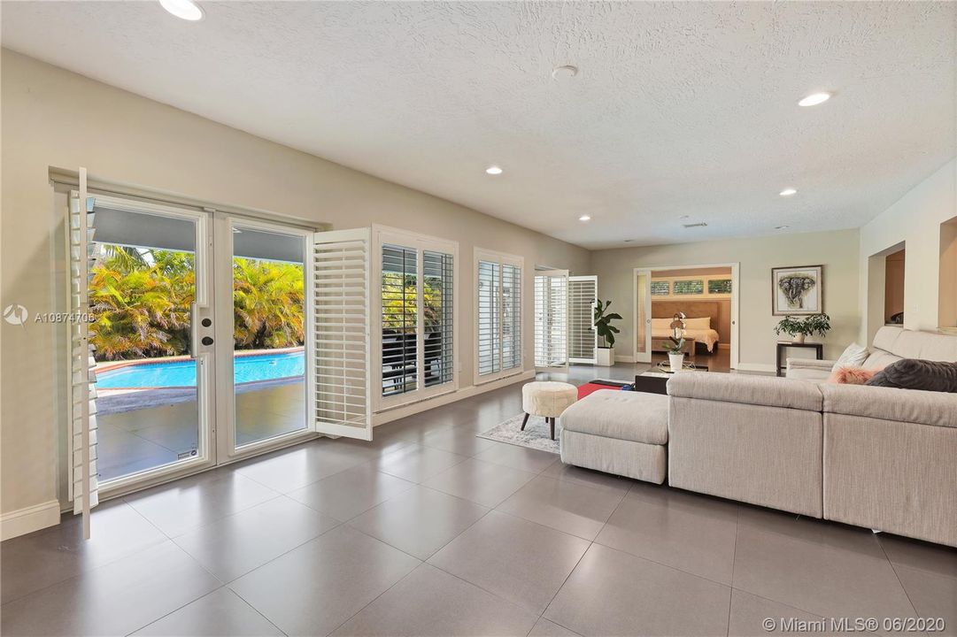 Vendido Recientemente: $865,000 (4 camas, 3 baños, 3858 Pies cuadrados)
