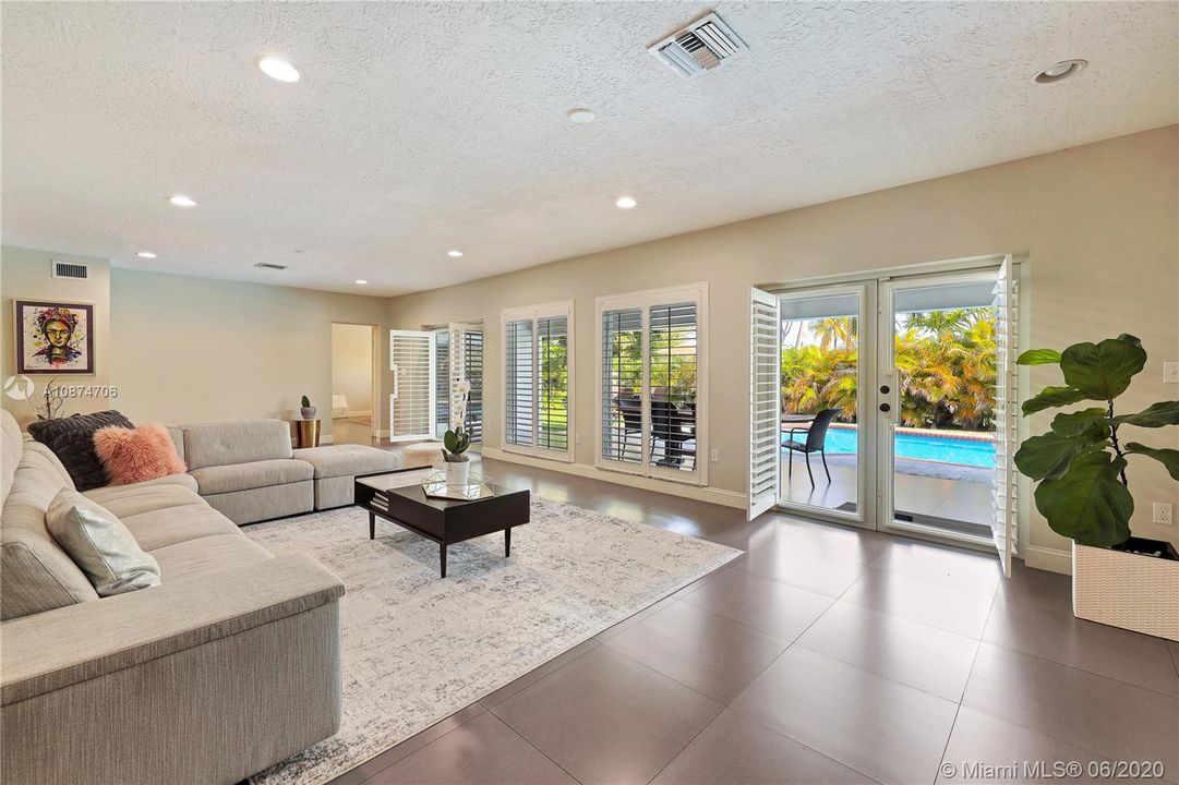 Vendido Recientemente: $865,000 (4 camas, 3 baños, 3858 Pies cuadrados)