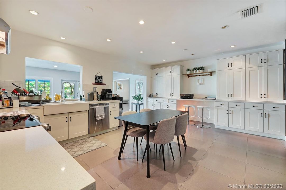 Vendido Recientemente: $865,000 (4 camas, 3 baños, 3858 Pies cuadrados)
