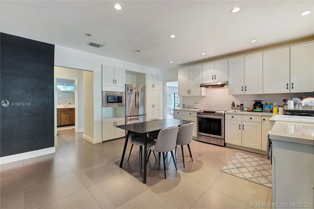 Vendido Recientemente: $865,000 (4 camas, 3 baños, 3858 Pies cuadrados)