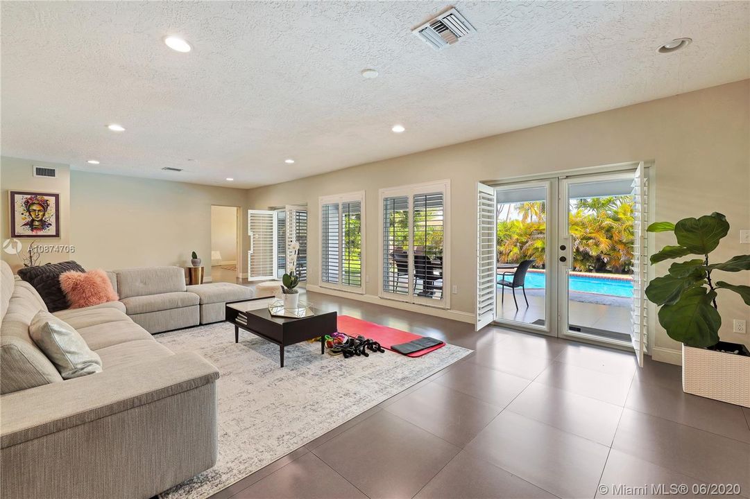Vendido Recientemente: $865,000 (4 camas, 3 baños, 3858 Pies cuadrados)